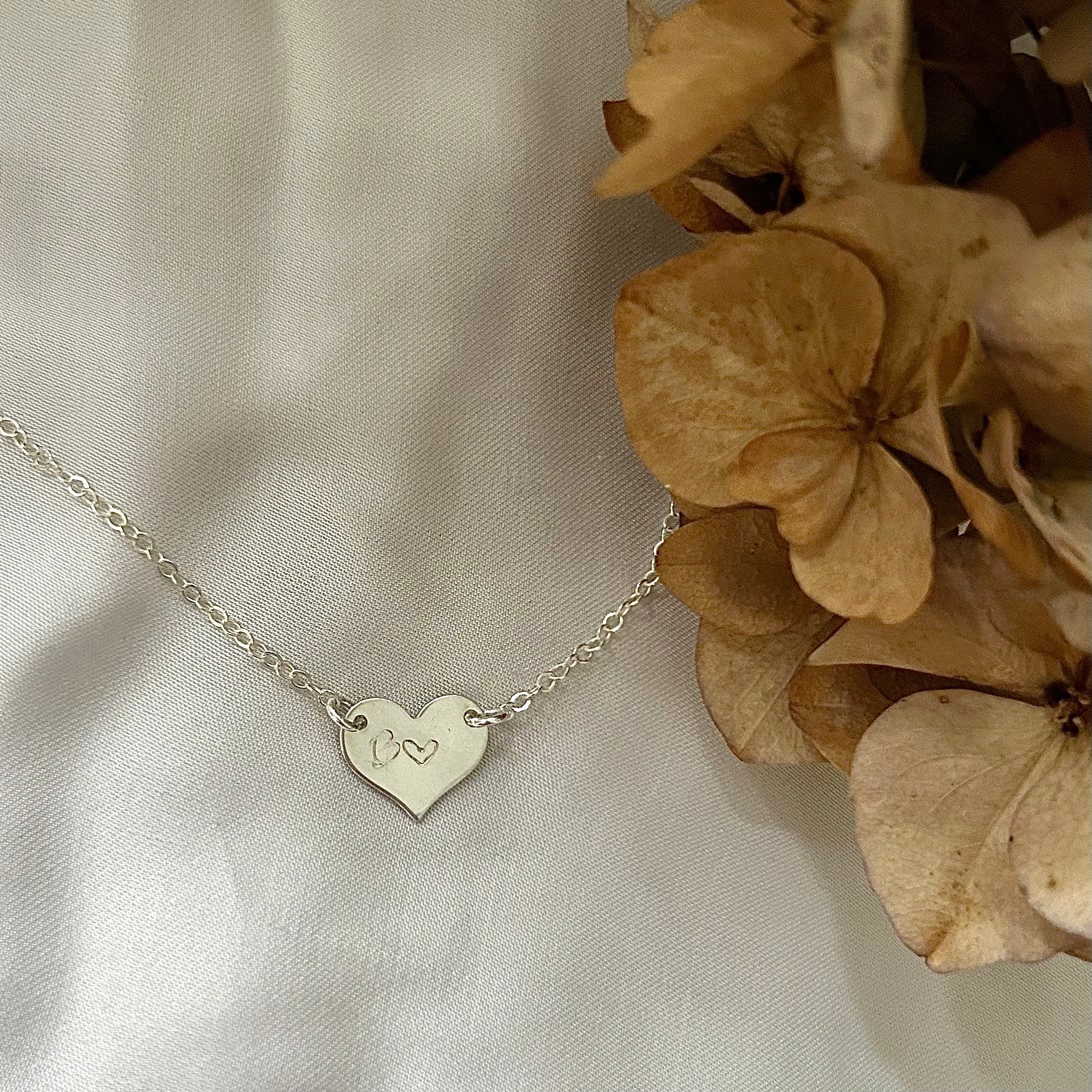"B" monograms HEART nyaklánc szívecskével