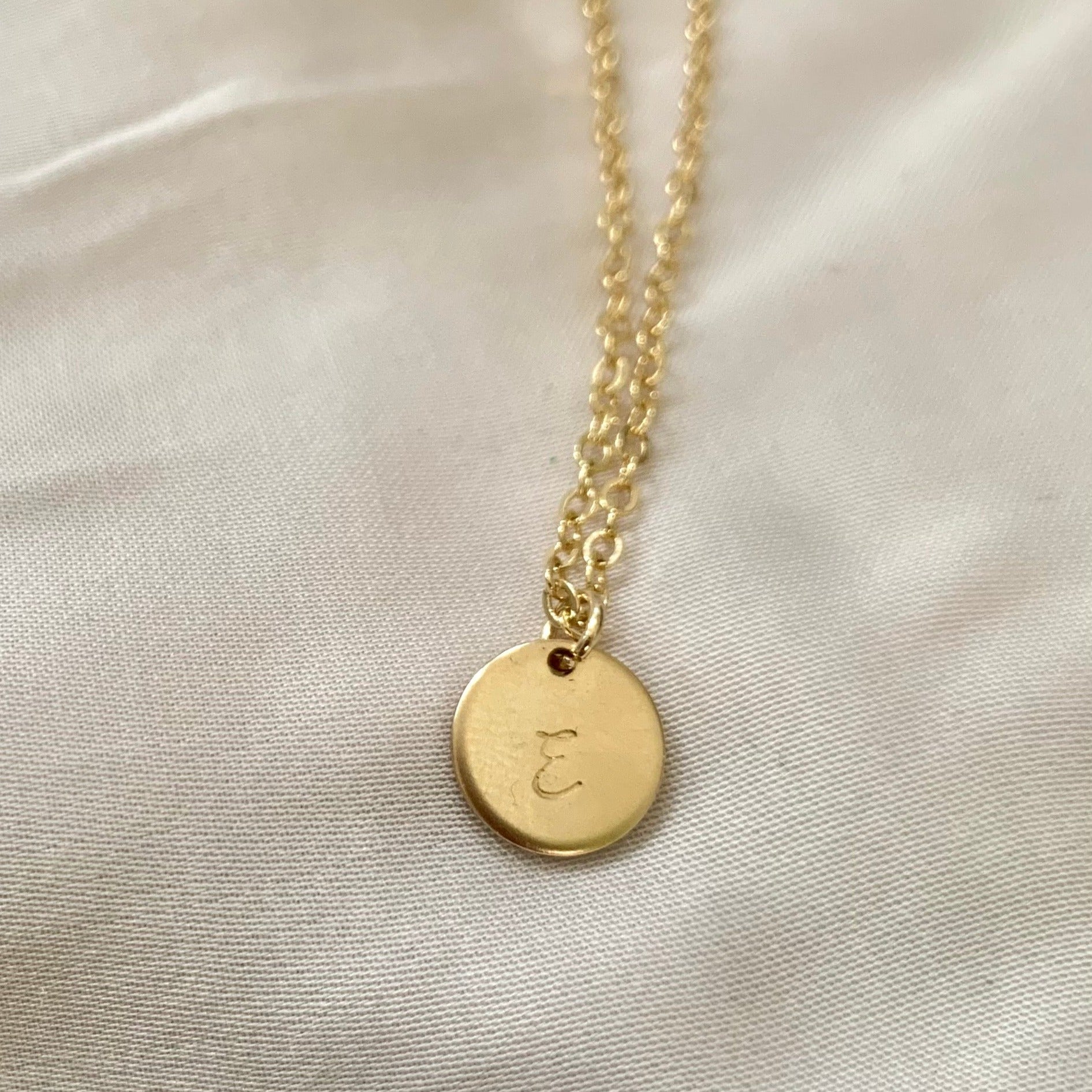 "E" monogramos MINI nyaklánc