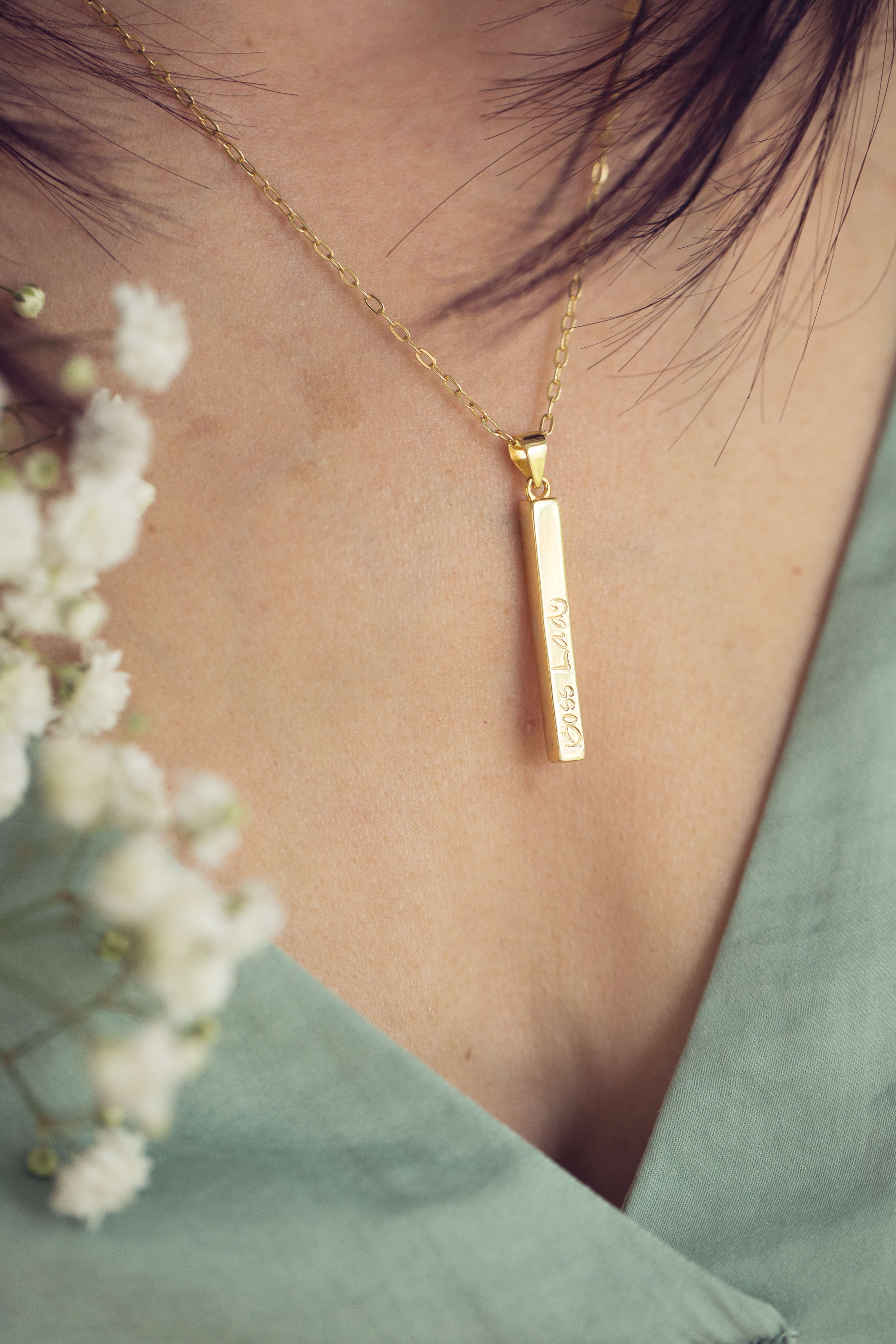 3D necklace with the inscription "Boss Lady".